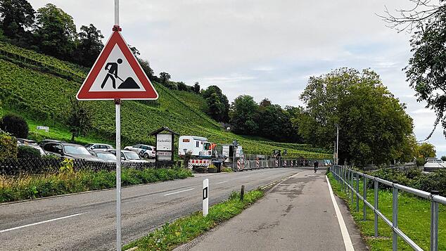 Aktuell ist wegen der Sanierung der Stützmauer einer der beiden Seitenstreifen an der Unteruhldinger Straße gesperrt.