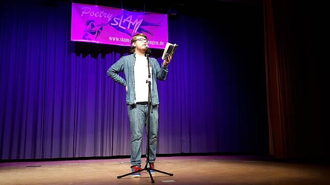 Johannes Floehr konnte viele Lacher und am Ende auch die Herzen der Poetry-Slam Gäste im Bad Säckinger Kursaal für sich gewinnen. Bild: ...