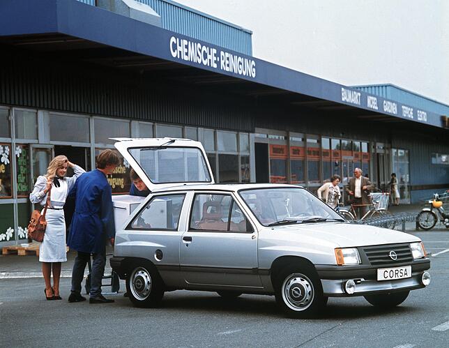 Der Kofferraum eines Opels vom Typ Corsa wird beladen. Aufnahme vom September 1982.