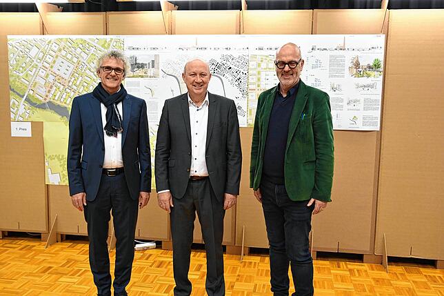 Die Verantwortlichen des Preisgerichts (von links): Architekt Gerd Grohe (Wettbewerbsbetreuer), Bürgermeister Thomas Schäuble, Jörg ...