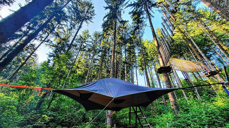 Unter den Wipfeln der Bäume: Eine Übernachtung im Baumzelt im Kletterwald Bad Säckingen ist ein echtes Erlebnis.