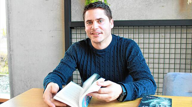 Autor Nicos Damery, der in Wahlwies aufgewachsen ist, hat seinen zweiten Roman herausgebracht: den 240-Seiten-Krimi &bdquo;In ...