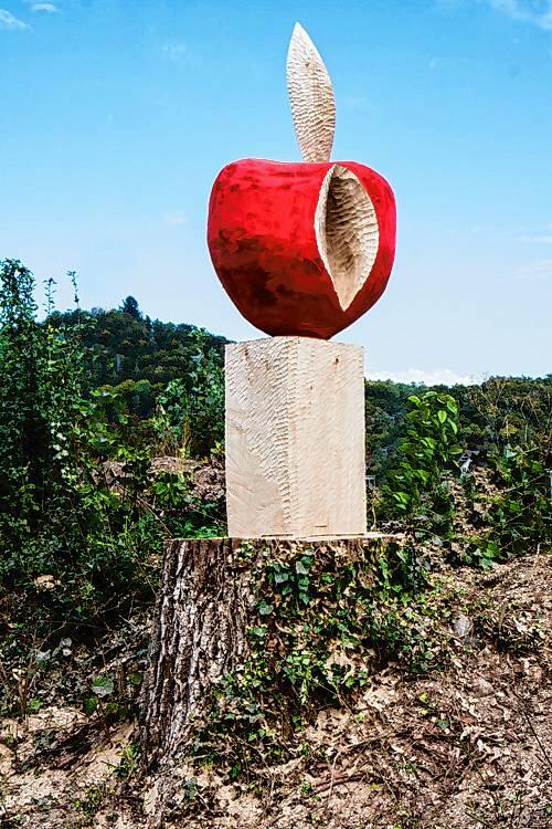 Der Apfel von Bildhauer Fritz Willl, hier fotografiert nach dem Entstehen 2015, zählt zu den sieben Pappel-Skulpturen am Waldshuter ...