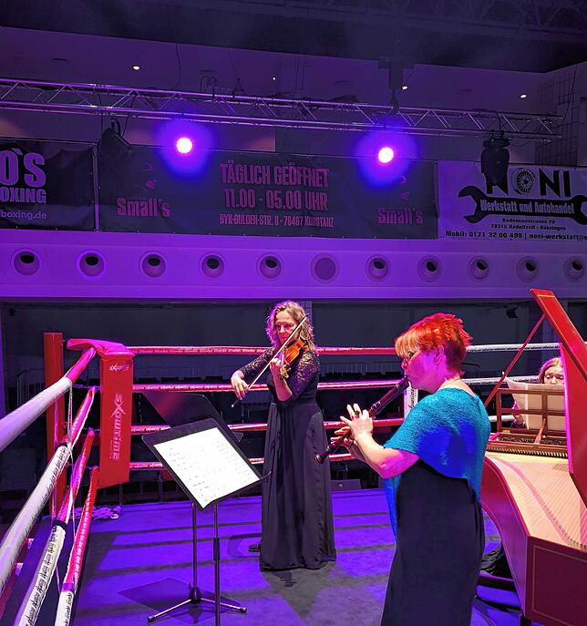 Ganz andere Töne in den Boxring bringen Christina Burchard an der Violine (links) und Katja Verdi an der Blockflöte mit Olga Bruttel am ...