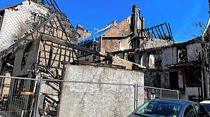 Mehrere Häuser werden beim Brand in der Villinger Innenstadt Mitte Juni 2025 praktisch vollständig zerstört – hier ein Blick auf die ...