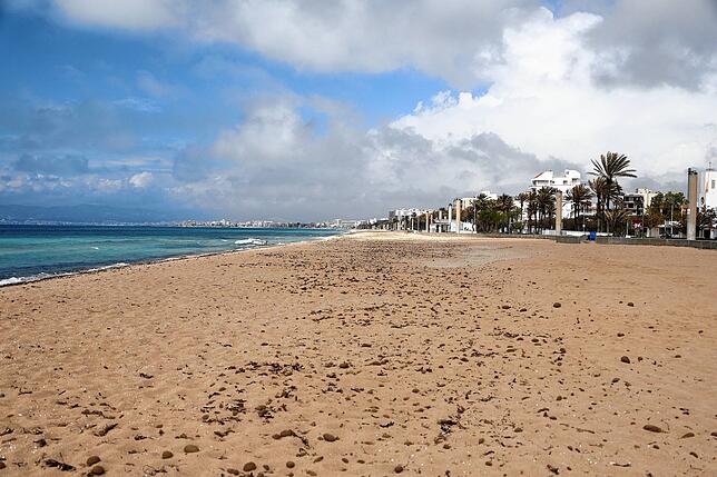 Menschenleer ist der bei Deutschen so beliebte Strand El Arenal bei Palma.