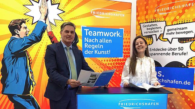 Bürgermeister Dieter Stauber und Projektleiterin Vanessa Hauch am Messestand im neuen Design: Die Stadt will mit einer Imagekampagne ihr ...