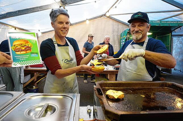 Leckere Premiere: Mit großem Erfolg bietet der Gemischte Chor Aichen beim Dorffest in Aichen erstmals Burger, wahlweise auch mit Käse ...