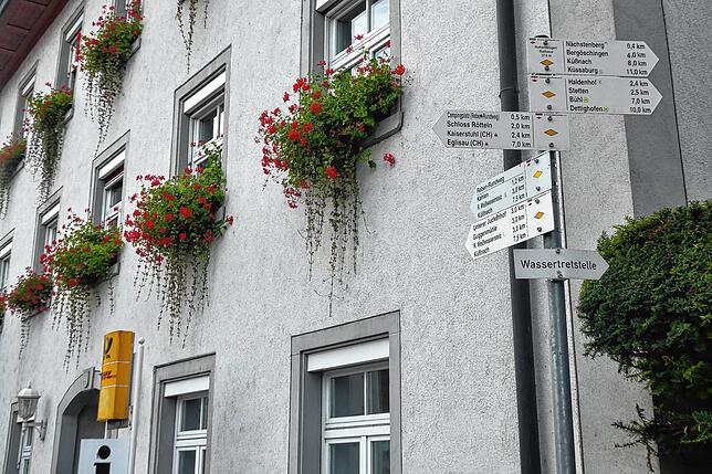 Ausgangspunkt des 6,8 Kilometer langen Rebenrundweges ist vor dem Hohentengener Rathaus. Dem Schild „Reben-Rundweg“ zunächst ...
