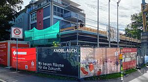 Noch stehen Bauzäune rund um die neue Sparkassen-Filiale in der Hohenhewenstraße. Die Arbeiten sind in der Singener Nordstadt in vollem ...
