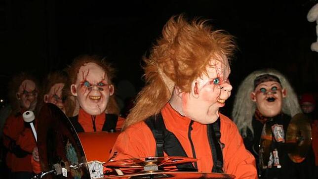 Historischer Anblick: Das „Chucky und seine Braut“-Häs der Guggemusik Halli Galli hat ausgedient – am Samstag gönnt sich die Guggemusik ...