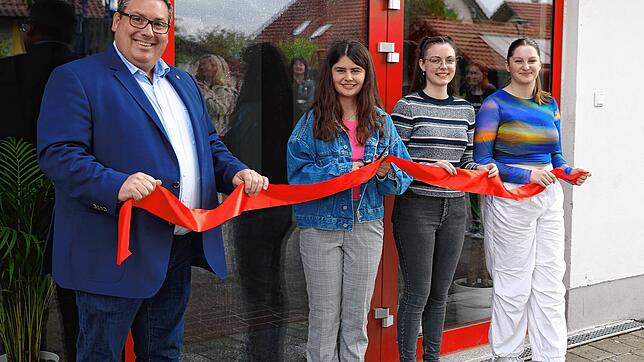Bürgermeister Patrick Krauss und das Kernteam aus Mia Wieland, Chiara Glaser, Fabia Korhummel (auf dem Bild fehlt Celina Leber) ...