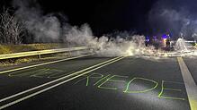 Unbekannte haben rund 30 Reifen auf der B30 angezündet und das Wort &bdquo;Unzufriedenheit&ldquo; auf die Straße geschrieben.