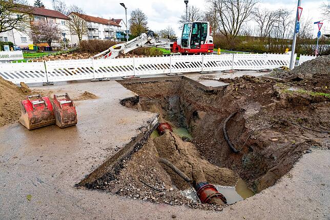 Bevor die Baugrube beim Kreisverkehr in der Salinenstraße zugeschüttet werden kann, muss zuerst überall das Wasser wieder sicher fließen.
