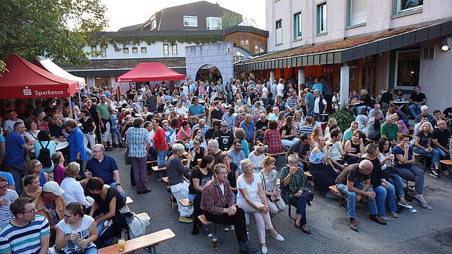 Der Innenhof der Scheuer ist idealer Austragungsort für das beliebte Innenhof-Festival, das Jahr für Jahr eine Woche Programm bietet und ...