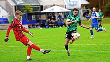 Mit zwei Treffern sicherte Marius Henkel dem VfR Stockach drei Punkte im Derby beim FC Radolfzell. Links der Torwart der Platzherren, ...