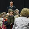 Kinder musizieren und Josef Brugger hört gerne dabei zu.