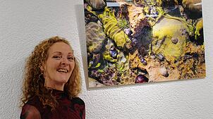 Iris Faller steht vor ihrem Lieblingsbild der Ausstellung in Gailingen. Foto: Ingrid Ploss
