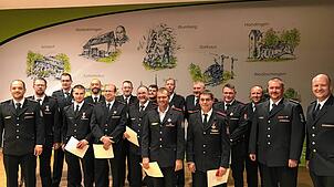 Einige verdiente Feuerwehr-Angehörige erhalten bei der Hauptversammlung Ehrungen für 15, 25 und 40 Jahre aktiven Feuerwehrdienst. Fotos: ...