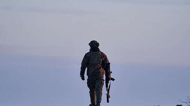 Soldaten und Soldatinnen haben sich einen der gefährlichsten Berufe der Welt ausgesucht.