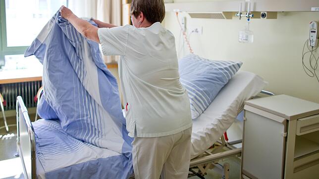 Krankenpfleger und Krankenpflegerinnen leisten harte Arbeit. Ihr Gehalt unterscheidet sich aufgrund verschiedener Faktoren.