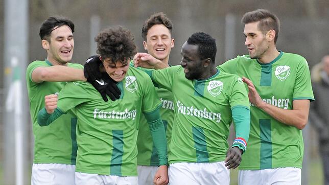 Zwei Treffer gelangen Fabio Berrer (Zweiter von links) beim 3:0-Erfolg der DJK Donaueschingen gegen den FC Denzlingen. Max Schneider ...