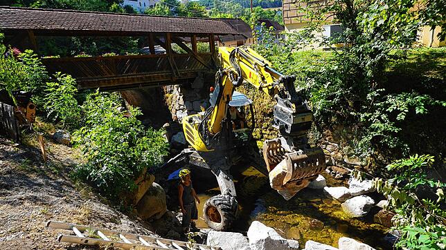 Die Sanierung der Ufermauer der Steina in der Brückenstraße in Untermettingen ist eine aufwendige Arbeit, die nur von Spezialfirmen ...