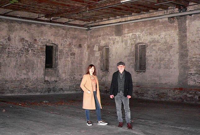 Kulturreferentin Susanna Heim und ihr Mitarbeiter Udo Eggi in der großen Lagerhalle der früheren Lauffenmühle in Lauchringen, die ...