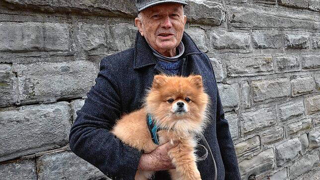 Auch Stephen Kass wird im nächsten Jahr eine höhere Steuer für seinen Hund bezahlen müssen. Bild: Jörg Büsche