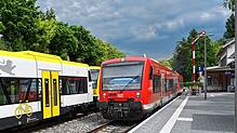 Eine Bahn am Haltepunkt Überlingen-Therme. Auf der Bodenseegürtelbahn kommt es derzeit zu größeren Verspätungen (Archivbild).