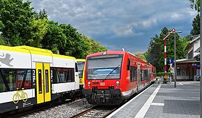 Eine Bahn am Haltepunkt Überlingen-Therme. Auf der Bodenseegürtelbahn kommt es derzeit zu größeren Verspätungen (Archivbild).