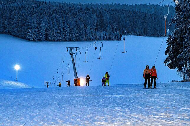 Der Skilift in Oberkirnach läuft in der Saison für einige Tage, dann manchmal auch mit Flutlicht-Unterstützung.