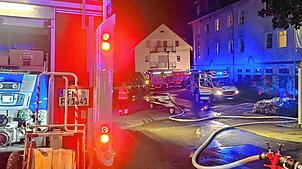Zahlreiche Rettungskräfte waren Mittwochnacht im Einsatz, um einen Zimmerbrand in der Jugendherberge zu löschen.