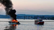 Das Motorboot steht am Samstagabend (24. August) auf dem Überlinger See vor Unteruhldingen in Vollbrand. Rechts ist eines der beiden ...