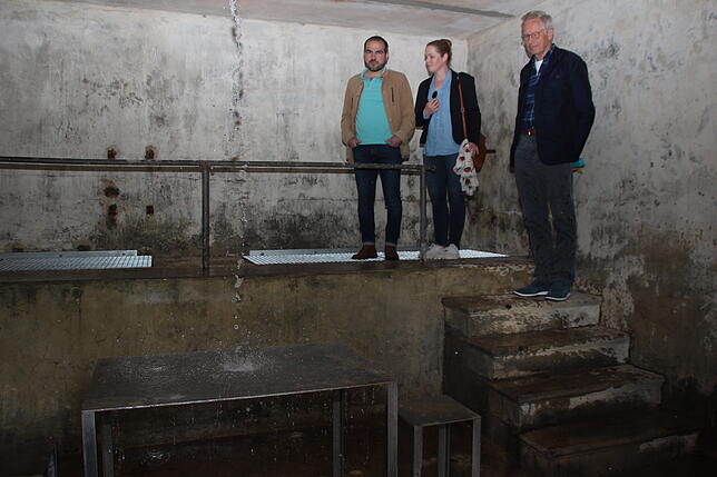 In der „Brunnenstube“ von Roman Signer im ehemaligen Wasserreservoir am Ambohl halten diese drei Besucher Abstand von dem ...