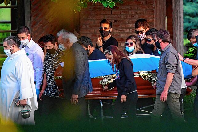 Der Sarg von Diego Armando Maradona wurde von seiner Familie und seinen Freunden auf einen Friedhof in Buenos Aires getragen.