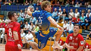 Jan Stotten (am Ball) steuerte beim 27:22-Sieg der HSG Konstanz bei der HG Oftersheim/Schwetzingen fünf Treffer bei.