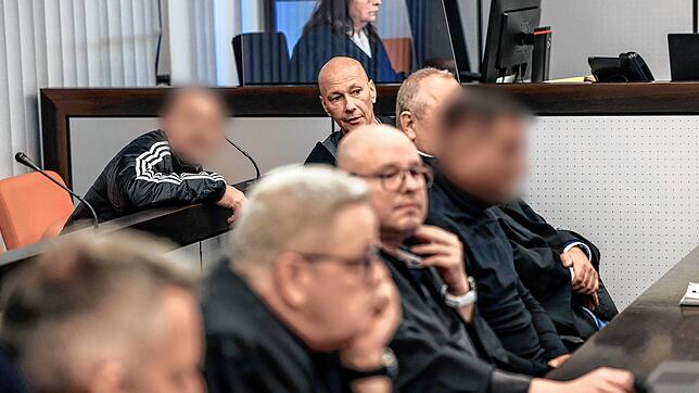 Der Hauptangeklagte Hüseyin S. (hinten, links) spricht im Gerichtssaal mit seinem Verteidiger Oliver Doelfs (hinten, rechts), während ...