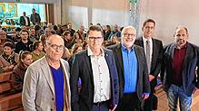 Auftaktofoto kurz vor dem Start zur SÜDKURIER-Wahlarena im Kulturm in Öflingen (von links): Moderator Markus Vonberg, die Kandidaten ...