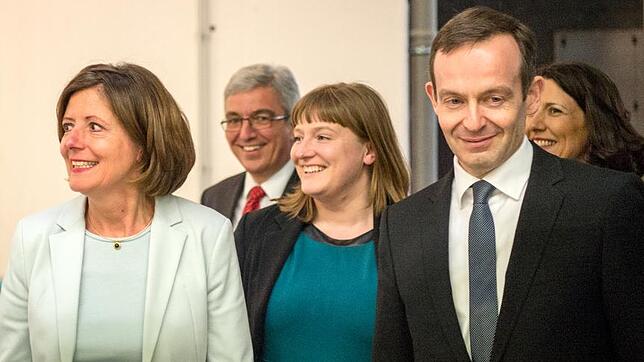 Koalitionsverhandlungen in Mainz Die rheinland-pfälzische Ministerpräsidentin Malu Dreyer (l-r, SPD) kommt am 30.03.2016 in Mainz (Rheinland-Pfalz) zu einer ...