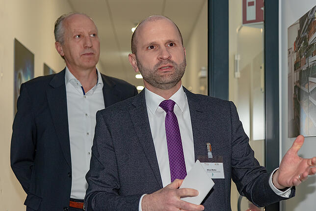 Die beiden Kendrion-Chefs Norman Graf (links) und Alfons Mattes führten die Gäste durch die "Fünf-Sinne-Tour".