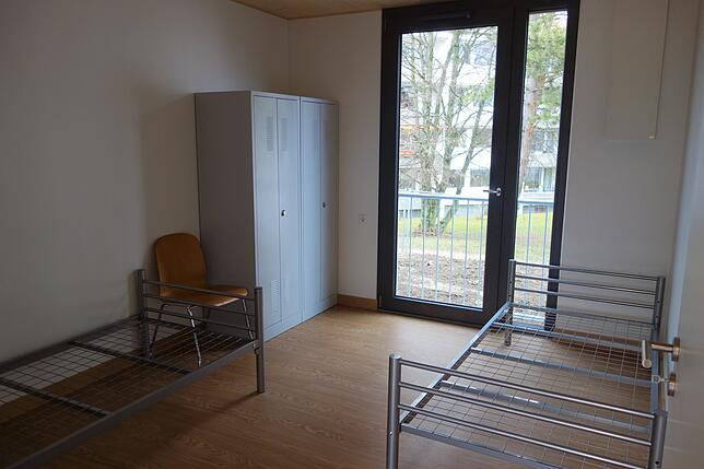 Die Schlafzimmer bieten Platz für ein Bett und einen Spind pro Person.