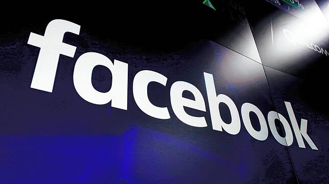 Das Logo von Facebook ist auf einem Bildschirm der Nasdaq am 29.03.2018 am Time Square zu sehen. Facebook hat ein neues Verfahren ...