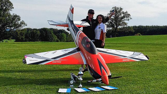 Matthias Schmidt mit seiner Frau und seinem Modellflieger.