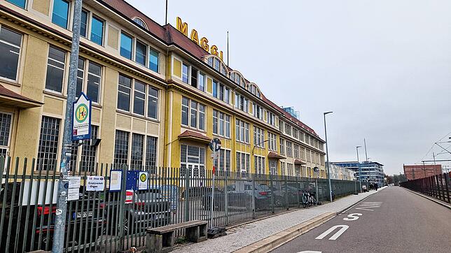 Die Haltestelle des Schienenersatzverkehrs beim Bahnhof in Singen: Was ist hier im September 2023 wirklich passiert? Vor dem ...
