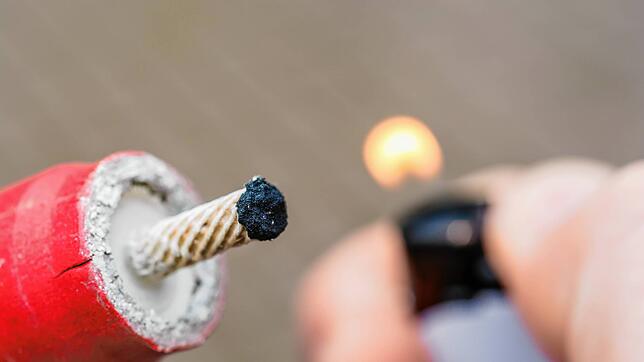 Wo ein Böller gezündet ist, steckt meist ein Fest dahinter. Normalerweise sorgen in der Silvesternacht Kracher für Freude oder Zittern, ...