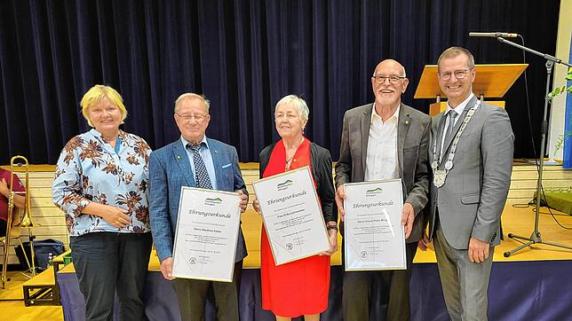Mit Stellvertreterin Brigitte Ammelounx (links) ehrt Bürgermeister Patrick Stärk (rechts) Manfred Keller (ab Zweiter von links), Erika ...