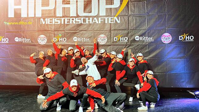 Sie sind seit zehn Jahren ein Team. Das sind die 15 glücklichen Gewinner der Formation &bdquo;The Fallen Empire&ldquo; gemeinsam mit ...