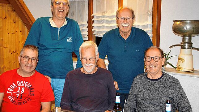 Die Mitglieder des Todtmooser Kegelclubs &bdquo;Die flotten Sechs&ldquo; beendeten nach vier Jahrzehnten ihre gemeinsamen sportlichen ...