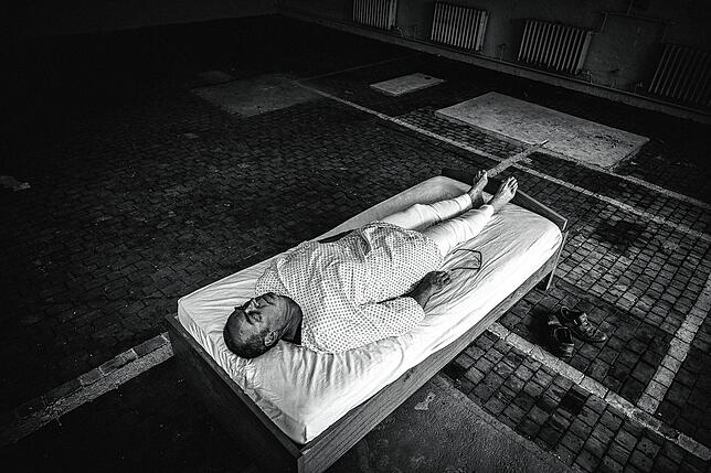 Ein Mann auf einem Krankenbett: Bei der Foto-Aktion &bdquo;Sehen Sie hin!&ldquo; soll auf die Arbeit von Krankenpfleger aufmerksam ...